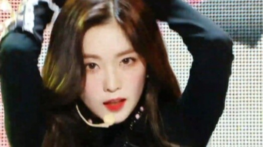 Straight shot of Pei Zhuxuan Irene with thick eyebrows, red lips and big waves to the grave 221210 S