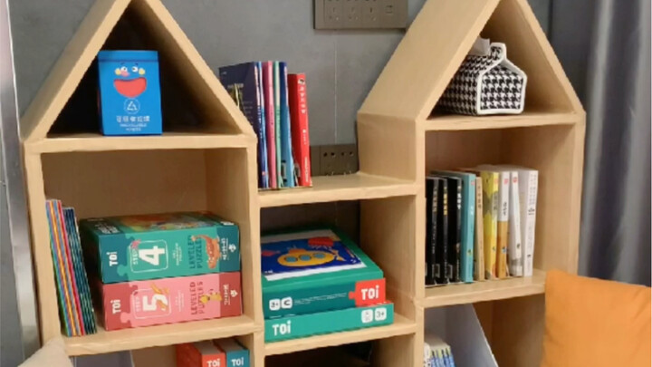 Ayah Buat Rak Buku Anak dari Kardus Kiriman, Praktis Banget dan Hemat!