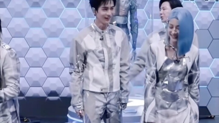 Feng He Ri Li l Zhang Ling He x Dili Reba Zhang Jiawei doesn't look like acting