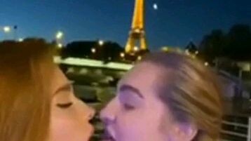 lesbian  kissing  at Paris