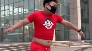 يرتدي الصبي حليب وانغزاي، ومن المقدر أن يكون غير عادي