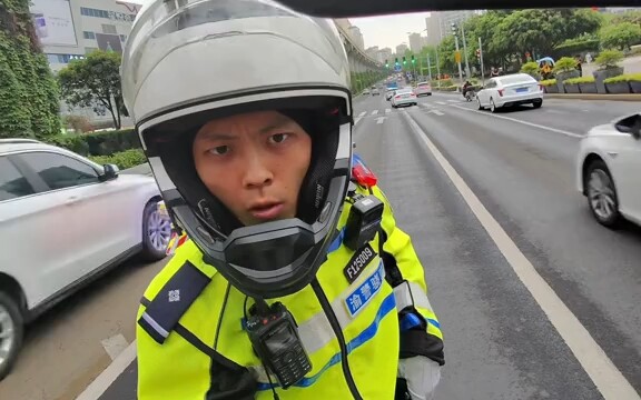 Người Trung Quốc không nói tiếng Anh ở Trung Quốc, lại khiến người nước ngoài phấn khích quá đà