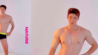 So cool! Meat bomb attack! Looks like Yang Yang! White skin muscle shooting record!
