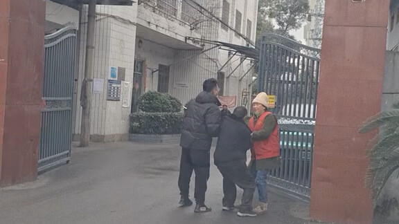 Nghe chị kia nói: Ở vài hôm là quen ngay thôi 😭😭😭 Ai mà thấu được nỗi lòng của cụ lúc này, nuôi con 