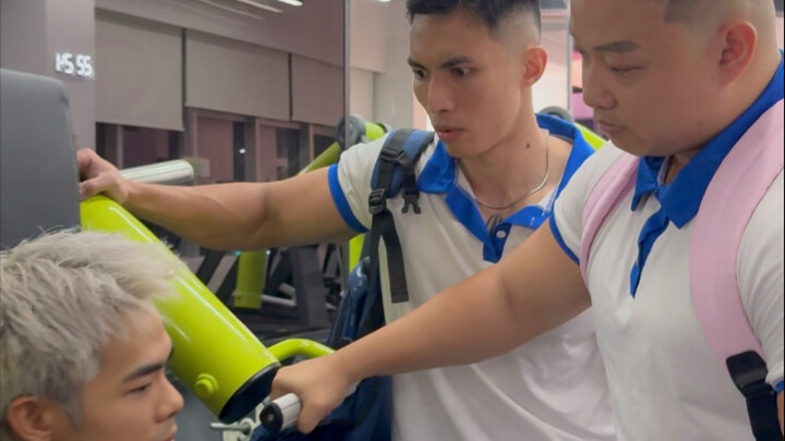 Bị học sinh bắt nạt trong phòng gym