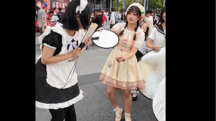 If you can’t afford a DSLR, you can just grab a reflector and head to the cosplay convention to have