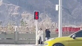 游客吐槽遇4秒绿灯99秒红灯，过斑马线冲刺都没冲过去