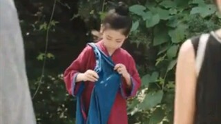 53. 7-year-old girl saves a fainted elder, is taken to a rich family, spoiled by a doting CEO!