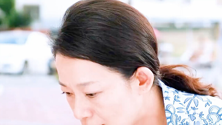 فتاة معوّقة تكسب 400 دولار عن طريق قص الزهور بالصدفة، فتحسدها أهل القرية بالكامل – قصة مؤثرة!