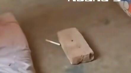 Seorang pria menjalani tradisi memecahkan mangkuk saat upacara kematian namun menemui lawan sepadan,
