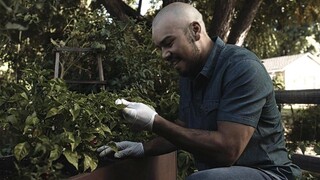 《911》小伙试吃世界上最辣的辣椒，没想到直接辣晕了过去……《紧急呼救911：孤星01》