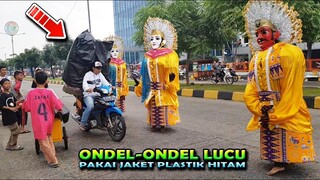 2 Bayi Ondel-Ondel Naik Motor, Lucu Ondel2-nya Pakai Jaket Hitam