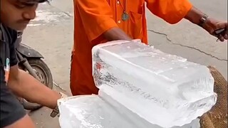 หยุดถ่ายเถอะ ฉันกำลังใส่ถุงมืออยู่
