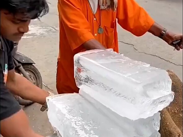 หยุดถ่ายเถอะ ฉันกำลังใส่ถุงมืออยู่