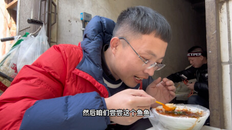 ปลาแม่น้ำเจียงน้ำจืดจานละ 8 หยวนข้างทางเมืองซีอัน นั่งกินตามตรอกเล็กๆ ก็มีเสน่ห์ไปอีกแบบ!