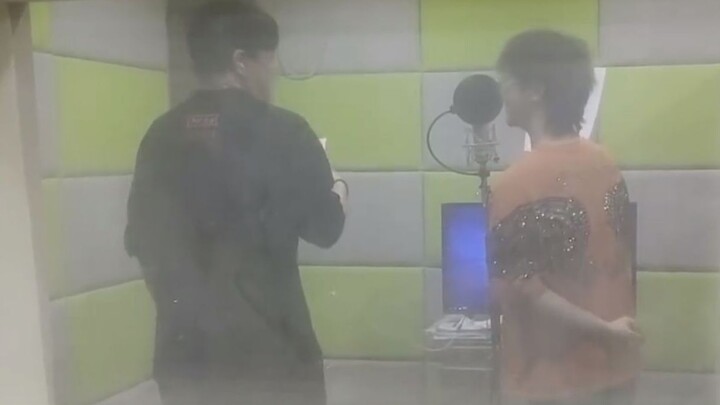 Meimei yang berdiri di samping anak domba terlihat begitu kecil—perbedaan ukurannya...