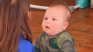 人类幼崽硬核带娃，姐姐一本正经训话半岁弟弟……