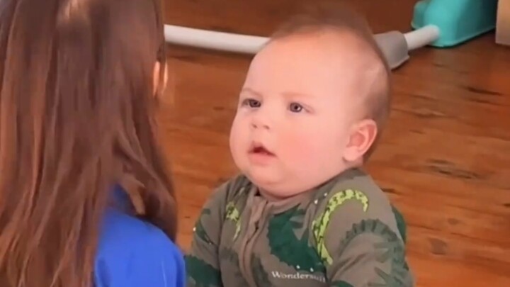 Bayi manusia membawa anak dengan keras, sang kakak serius menegur adiknya yang baru berusia setengah