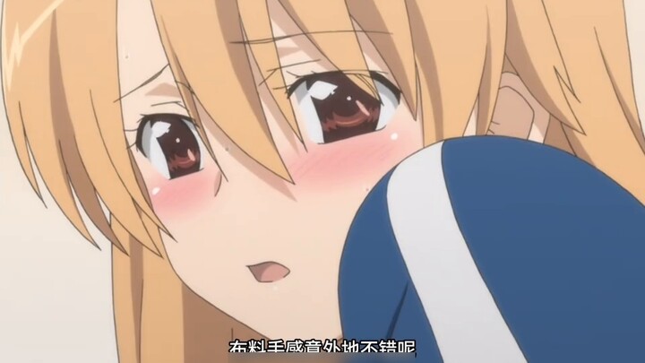 Guru mengenakan pakaian olahraga protagonis pria di rumah