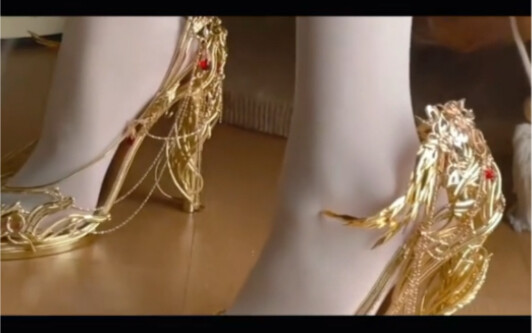 هل لاحظ أحدكم أن جانب القدم داخل الفيديو جميل أيضًا؟ #كعب_عالي #أنا_مجنون_بك