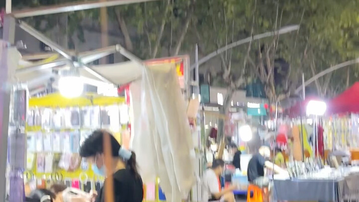 About me turning 22, my friends are still willing to spend 20 yuan to buy me balloons to cheer me up