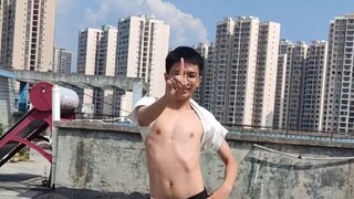 Tari jingle-jingle namun dengan pakaian yang tidak rapi pasti terasa berbeda bukan?