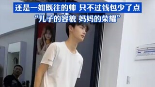 妈妈拍下儿子剪完头发的前后对比，还是一如既往的帅 只不过钱包少了点..