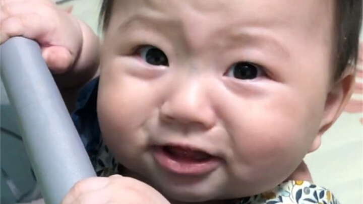 Thế mà đã biết giả vờ khóc với cậu út rồi…