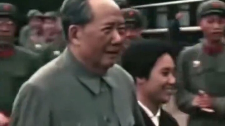 Ia berkata: Semakin tinggi jabatan, semakin mudah melupakan mereka yang masih menderita!