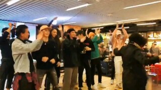 While Yu Shi was dancing, Ci Sha was still taking care of the children.