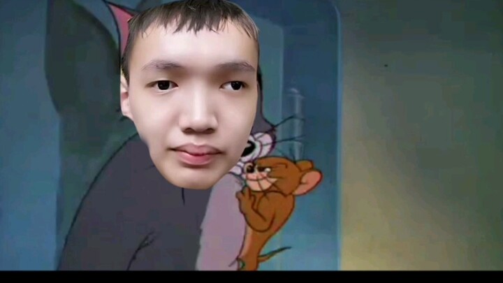Bernyanyi dengan percaya diri dan sehat dengan kartu, dia dipukuli secara brutal oleh seekor tikus k