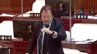 اليوم، لم يقدّم وانغ شيجيان هديةً، فلم يستوعب رئيس البلدية جيانغ الأمر.