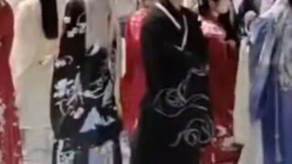 成都汉服大秀被＂放鸽子＂？后续主办方发文致歉，商家哭诉 观众心凉