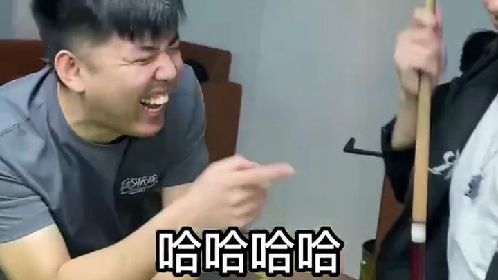 حيل الحياة اليومية لزميل السكن: هل أنت متأكد من أنك لا تسبب المتاعب؟ النهاية مضحكة إلى حد الجنون!