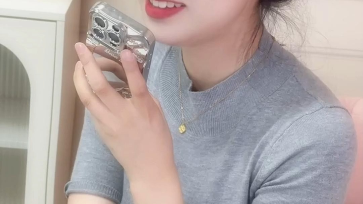 อีกฝ่ายนั่งดูอยู่ตรงนั้นมาครึ่งชั่วโมงแล้ว อีกฝ่ายกำลังป้อนข้อมูลผ่านเสียงอยู่