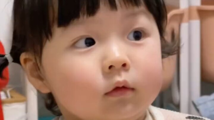 วันนี้มั่วมั่วจะโชว์ความสามารถ ร้องเพลงให้ทุกคนฟังสักหนึ่งเพลง… อีซีซีเปลี่ยน เปลี่ยน เปลี่ยน เปลี่ย