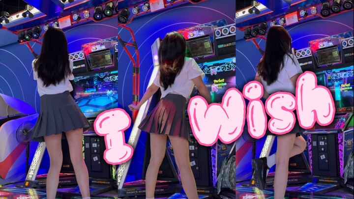 Pleated-skirt girl, full of romantic thoughts—she just bounces and skips right into your heart! Cosm