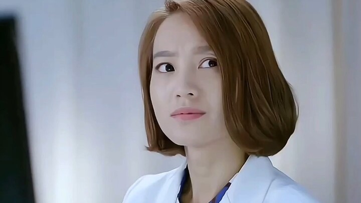 On her first day at work, a female intern unexpectedly discovers precocious puberty in a young girl.