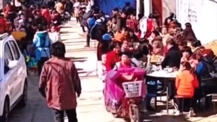 Every day before he passed away, the elderly man would give a bowl of rice to a homeless man. After 