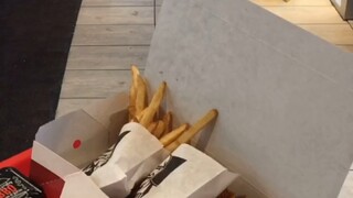 Bukannya aku nggak suka KFC, aku pernah makan di China, ini cuma adik kecil