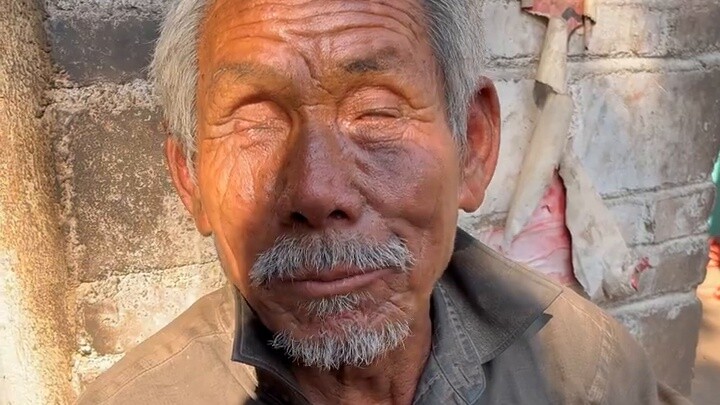The blind grandfather ate "Oliang grilled wings" for the first time