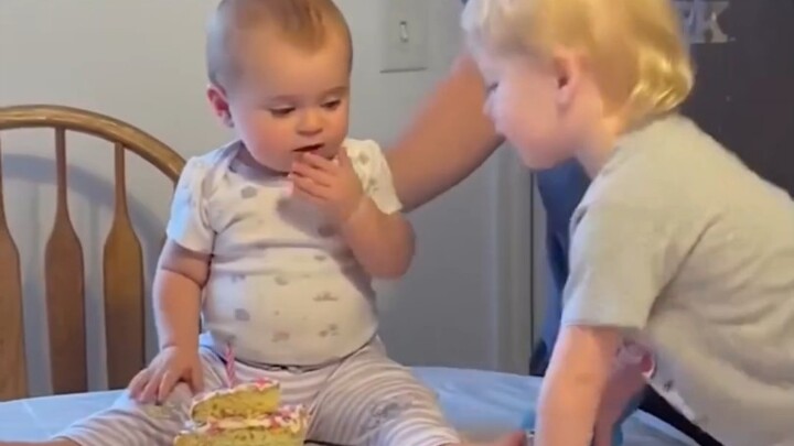 Bé con siêu dễ thương