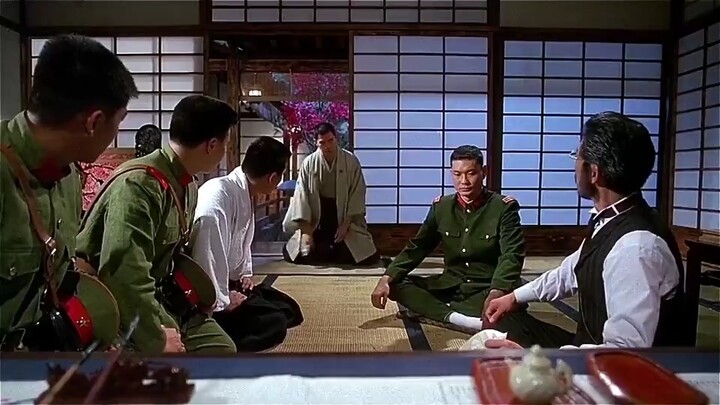 Sangat menyenangkan! Tokoh antagonis harus punya aura mendesak yang menakutkan!