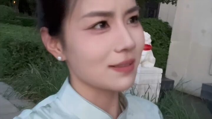 So, can she do it or can’t she? #CheongsamGoddess #CheongsamBeauty