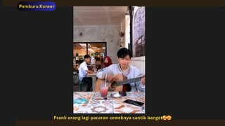 Prank pasangan di ganggu sama Cowo Suara merdu