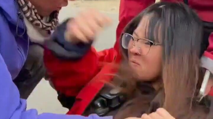 A tourist with severe altitude sickness pinched someone’s philtrum and got slapped in return.