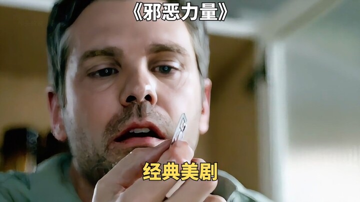 Một người đàn ông ăn kẹo và nhổ ra một lưỡi dao cạo từ miệng.