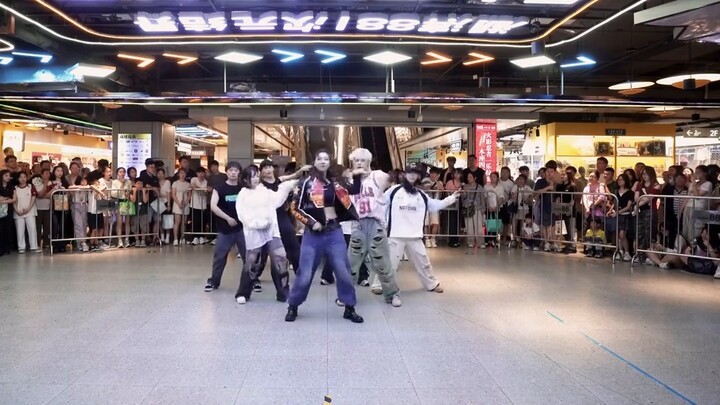 [จองโฮซอก] คนเยอะมาก! คนที่เดินผ่านไปมาต่างตกใจกับเพลง "Killin' It Girl" ที่พวกเขานำมาคัฟเวอร์ใหม่ ณ