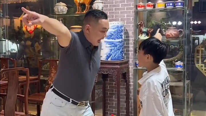 การดวลแบบกระจกสะท้อนของพ่อลูกในบาร์