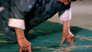 Nah, ini namanya Kung Fu. Anda masih bisa melakukan push-up tiga jari di usia 75 tahun! terlalu kuat